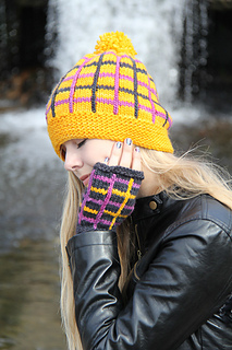 Tartania_hat_by_the_waterfall_small2