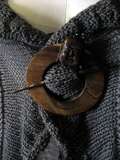 Knitwhits_flamenca_3_close_up_of_shawl_pin_small2