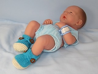Baby_2_colour_cross_strap_booties07_small2