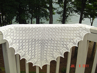 Snowflakes_and_flowers_shawl_01_small2