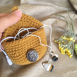 Ravelry: Coin Purse with Button pattern by Merrian Holland