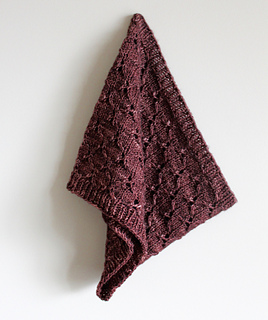 Honeycomb_eyelet_cowl_hanging_small2